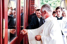  Klucze do nowego kościoła odebrał ks. Konrad Lempa, proboszcz parafii MB Bolesnej