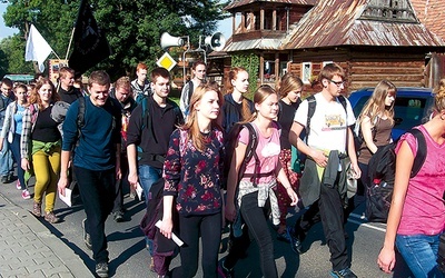  Na dobry początek obozu wybrali się z pieszą pielgrzymką do sanktuarium Matki Bożej Jaworzyńskiej Królowej Tatr na Wiktorówkach 