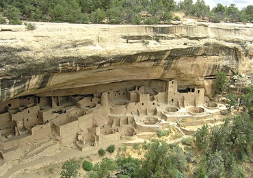 Pałac Klifowy to największe skalne (klifowe) miasto kultury Pueblo z XIII wieku – Park Narodowy Mesa Verde, Kolorado