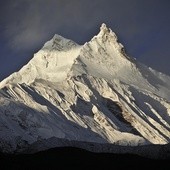 Andrzej Bargiel zjeżdża na nartach z Manaslu