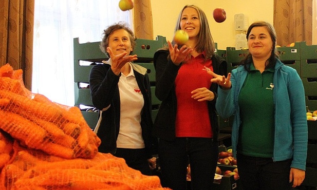 Od lewej: Dr Renata Błecha z wolontariuszkami "embargowej akcji" Izabelą Błechą i Katarzyną Domańską