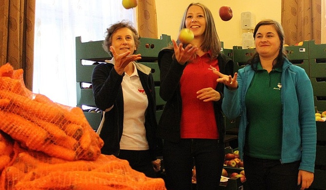 Od lewej: Dr Renata Błecha z wolontariuszkami "embargowej akcji" Izabelą Błechą i Katarzyną Domańską