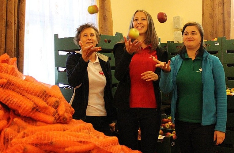 Od lewej: Dr Renata Błecha z wolontariuszkami "embargowej akcji" Izabelą Błechą i Katarzyną Domańską