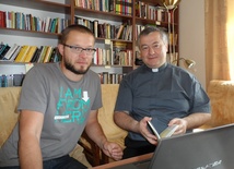 Marcin Lewandowski (z lewej), ks. Artur Ważny (z prawej)