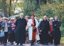 Po Mszy św. pielgrzymi z modlitwą różańcową na ustach przeszli do sanktuarium MB Domaniewickiej