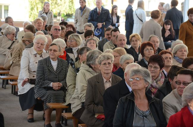 Budują kościół z Maryją