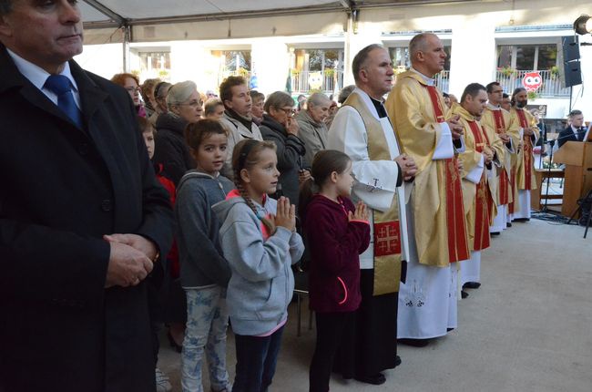 Budują kościół z Maryją