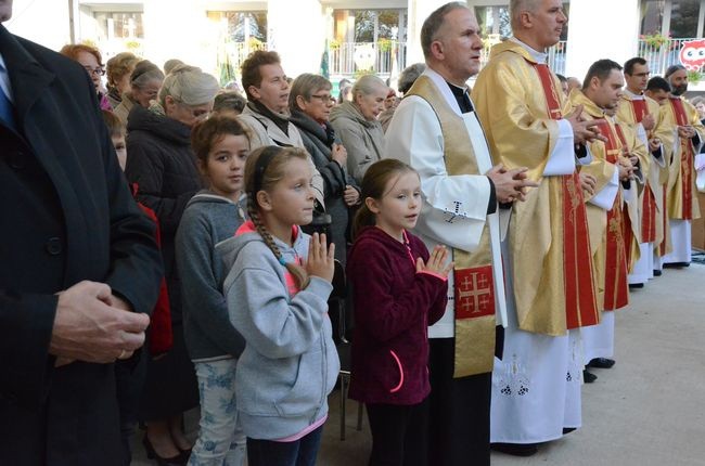 Budują kościół z Maryją