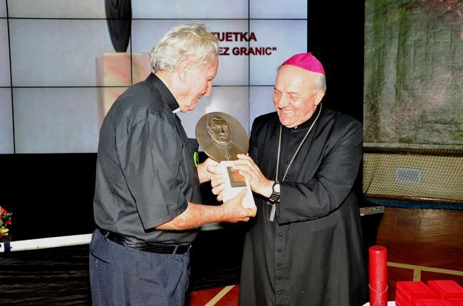 Statuetka za pracę na misjach