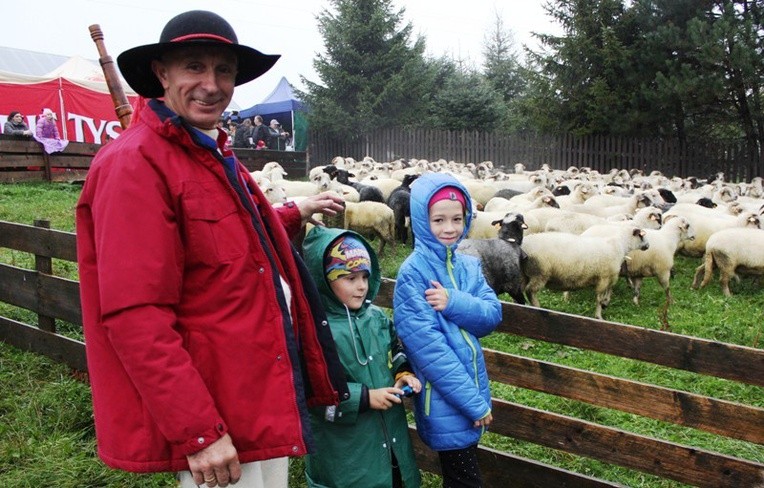 Mieczysław Gluza z Żabnicy (na zdjęciu z wnukami) - właściciel stada owiec i jeden z organizatorów bacowskiego święta na Hali Boraczej