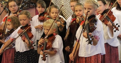 Muzycy amatorzy i profesjonaliści z Trójwsi Beskidzkiej razem zagrali w koncercie ewangelizacyjnym w Istebnej