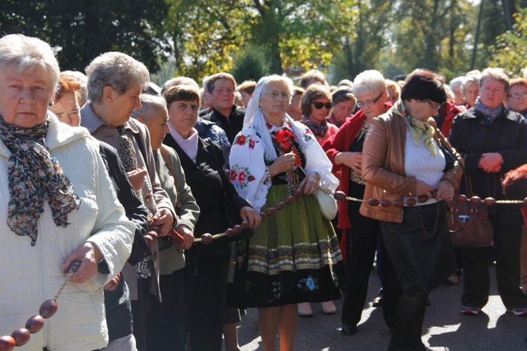 Pielgrzymka Kół Żywego Różańca do Domaniewic