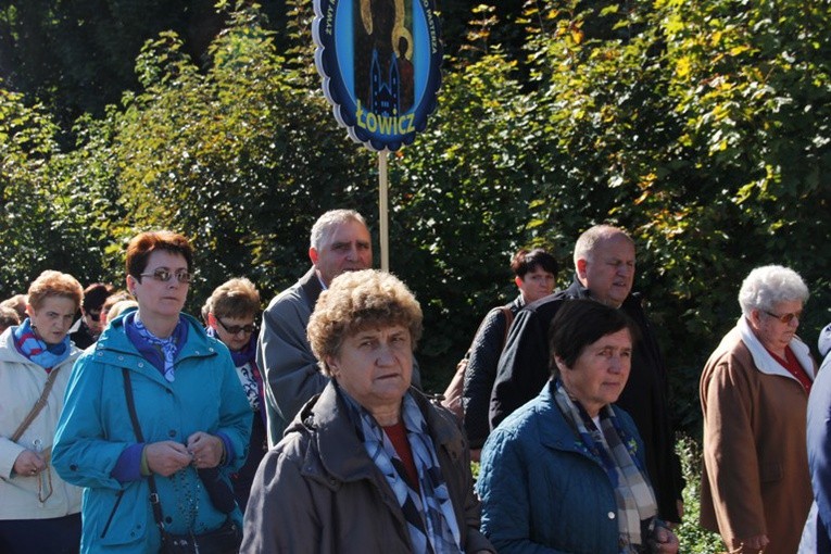 Pielgrzymka Kół Żywego Różańca do Domaniewic