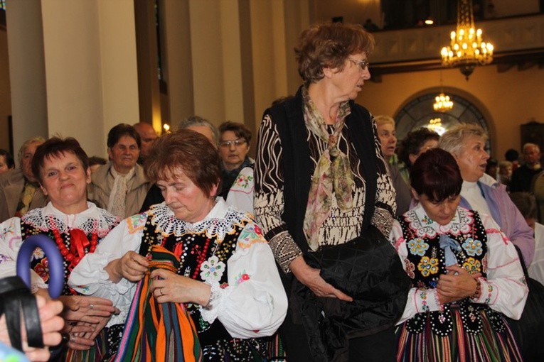 Pielgrzymka Kół Żywego Różańca do Domaniewic