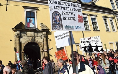  27.09.2014. Kraków. Uczestnicy Marszu Świeckości, który przeszedł ulicami Krakowa. Marsz jest jednym z punktów programu trwających pod Wawelem III Dni Świeckości. 