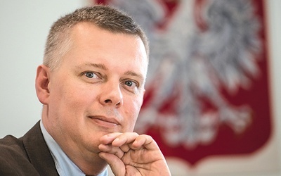 Tomasz Siemoniak od 2011 minister obrony narodowej, od 2014 wicepremier. W latach 2007–2011 był sekretarzem stanu w Ministerstwie Spraw Wewnętrznych i Administracji. Jest członkiem zarządu krajowego Platformy Obywatelskiej. Ukończył studia na Wydziale Handlu Zagranicznego Szkoły Głównej Handlowej w Warszawie. W czasie studiów kierował uczelnianymi strukturami Niezależnego Zrzeszenia Studentów. Ma 47 lat.