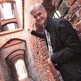 Ks. Wojciech Skibicki u wejścia ścieżki kościelnej