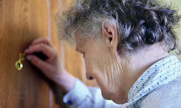  Osoby w podeszłym wieku i samotne są najczęstszymi ofiarami oszustów