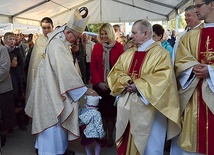  Po Eucharystii abp S. Budzik pozdrawiał wiernych