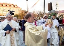 Powitanie figury św. Michała Archanioła na rynku miasta