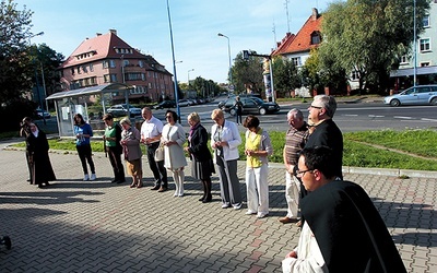 Modlących się na placu Łużyckim minęło kilkadziesiąt osób. Większość  z nich z ogromną uwagą obserwowało nietypowe wydarzenie