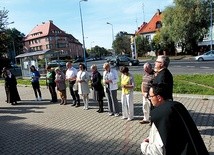 Modlących się na placu Łużyckim minęło kilkadziesiąt osób. Większość  z nich z ogromną uwagą obserwowało nietypowe wydarzenie