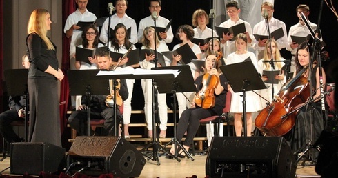 "Domenica" z Katarzyną Hilbrycht (po lewej) podczas jubileuszowego koncetu w Żywcu