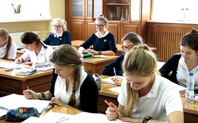 Powyżej: W szkołach  przy ul. Czerniakowskiej 137 uczy się dziś 240 dziewcząt 