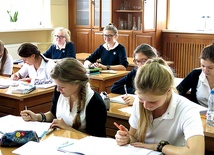 Powyżej: W szkołach  przy ul. Czerniakowskiej 137 uczy się dziś 240 dziewcząt 