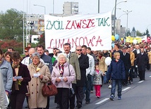  Każdego roku w marszu uczestniczą przedstawiciele wielu grup i środowisk
