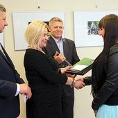  Nagrody laureatom konkursu fotograficznego wręczali (od lewej): Krzysztof Ferensztajn, Ilona Jaroszek i Przemysław Bednarczyk. Z prawej Aleksandra Bednarczyk