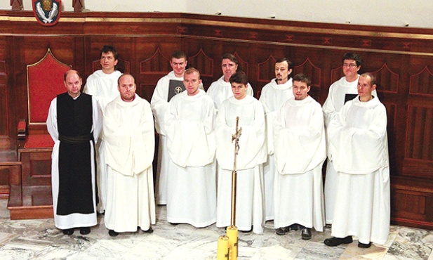 Na zdjęciu: Proboszcz parafii cystersów oliwskich o. Albin Chorąży i Schola Gregoriana Oliviensis w tradycyjnych strojach wierzchnich do modlitwy w chórze, tzw. cucullach. Stąd cystersów nazywano często białymi mnichami