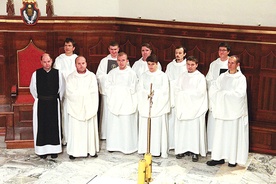 Na zdjęciu: Proboszcz parafii cystersów oliwskich o. Albin Chorąży i Schola Gregoriana Oliviensis w tradycyjnych strojach wierzchnich do modlitwy w chórze, tzw. cucullach. Stąd cystersów nazywano często białymi mnichami