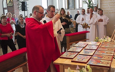  Ks. Przemysław Sawa błogosławi ikony namalowane przez uczestników kursu przygotowanego przez Szkołę Ewangelizacji Cyryl i Metody 