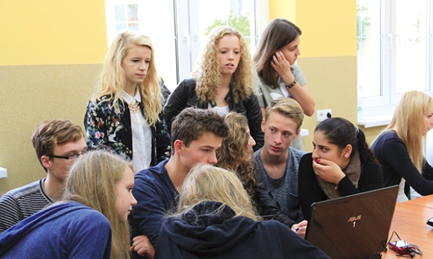 Podczas wymiany uczniowie z Polski i Niemiec wspólnie uczyli się i przygotowywali kolaż ze zdjęć