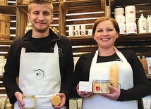  – Miód jest dobry nie tylko do jedzenia, ale również ma zastosowanie w naturalnych kosmetykach bazujących na produktach pszczelich – przekonują Barbara Oboza i Radosław Lester z Sułkowic koła Andrychowa