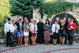  Osiem par spotkało się na „Weselu radości”. W środku ks. Tomasz Rak, diecezjalny duszpasterz trzeźwości