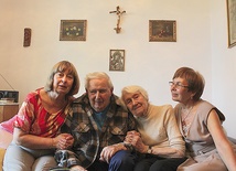  Małgorzata i Ryszard Jurczykowie z córkami