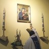  Proboszcz ks. Antoni Rzeszutko umieścił relikwie św. Jana Pawła II  przy ikonie Matki Bożej