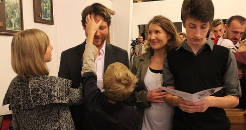 W Cieszynie członkowie rodzin udzielali sobie nawzajem błogosławieństwa