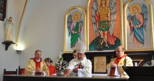 Ołtarz otoczony aniołami