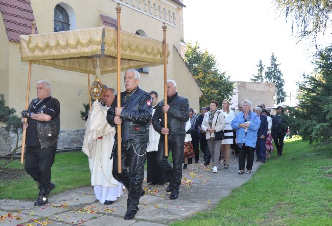 Poświęcenie ołtarza w Chróścinie Nyskiej