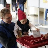 Centroprawica zachowa władzę na Łotwie