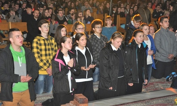 Modlitwa młodych przed Najświętszym Sakramentem
