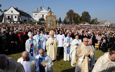 W rocznicowej celebrze wzięło udział kilka tysięcy wiernych i ponad 100 kapłanów