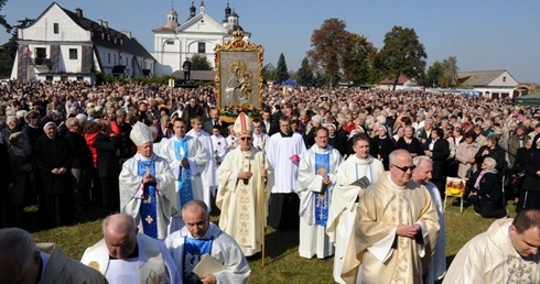 W rocznicowej celebrze wzięło udział kilka tysięcy wiernych i ponad 100 kapłanów