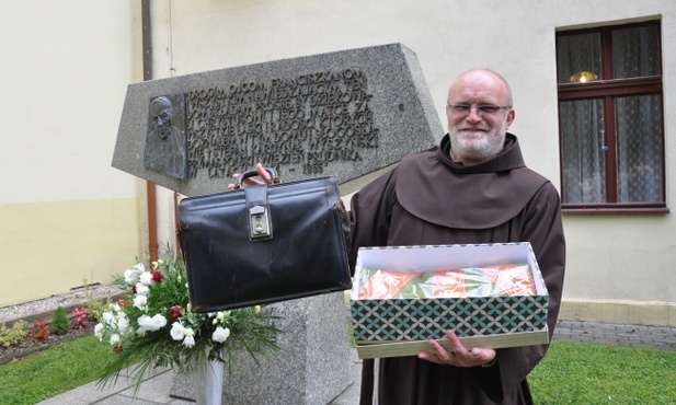 Wystarczyła mu sutanna uboga