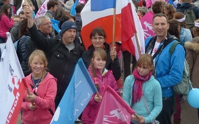 Anna i Bertrand Bischowie (z lewej) i Bogdan Krótki z córkami na "Manif pour tous" w Paryżu