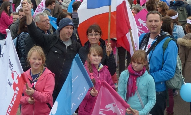 Anna i Bertrand Bischowie (z lewej) i Bogdan Krótki z córkami na "Manif pour tous" w Paryżu