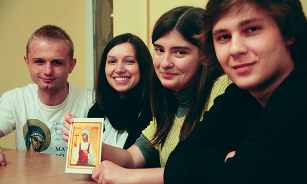 Walter (pierwszy z prawej), Katarzyna, Sara i Łukasz.  Ci młodzi ludzie i ich znajomi są żywym przykładem na to, że czystość to wciąż atrakcyjne słowo